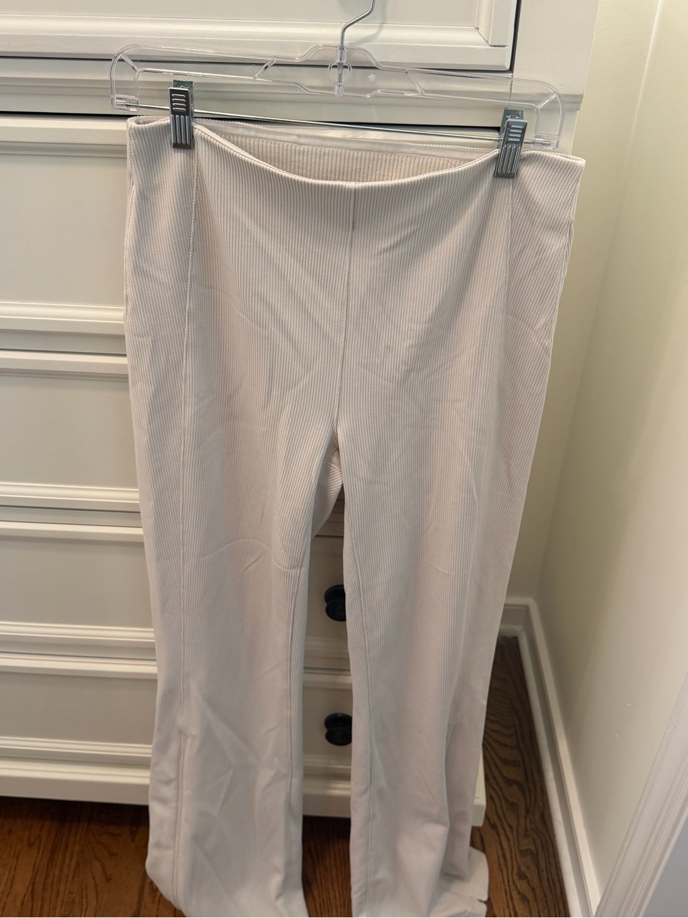 Lululemon Brushed Softstreme Ribbed Zip
Flared Pant 32.5”, White Opal Size 8